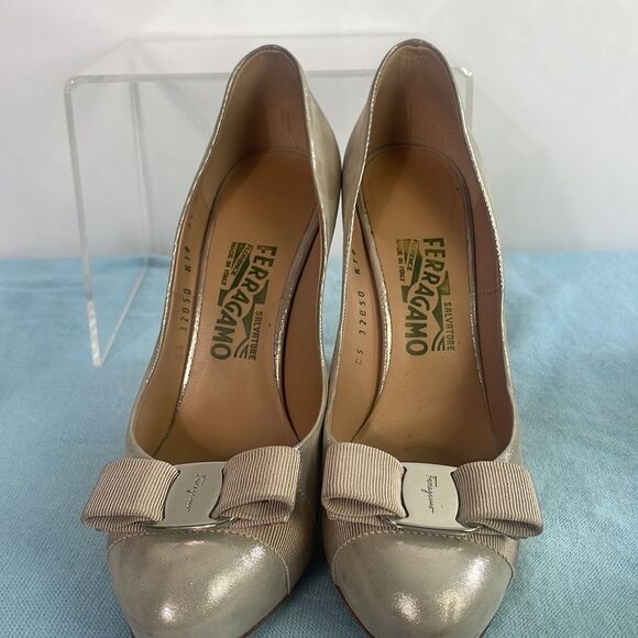 Salvatore Ferragamo Gold Stiletto Bow Front Pumps Shoes - Picture 3 of 5